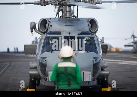Oceano atlantico (ott. 4, 2017) -- Un MH-60R Sea Hawk elicottero assegnato al 'Swamp volpi' di elicottero Maritime Strike Squadron (HSM) 74 si prepara a prendere il via dalla USS Gerald Ford (CVN 78) ponte di volo. Ford è attualmente in corso il test di conduzione e la valutazione delle operazioni. (U.S. Navy Foto Stock