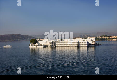 La splendida Jag Niwas Lake Palace Hotel sul Lago Pichola, Udaipur, Rajasthan, India Foto Stock