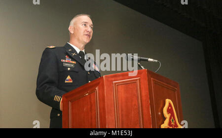 Lt. Col. Joey L. Errington, il comandante del battaglione del 3° Battaglione, campo xvi reggimento di artiglieria, 210th campo brigata di artiglieria, seconda divisione di fanteria/ROK-US Divisione combinato, dà un discorso durante la National American Indian Heritage osservanza in Casey Theatre, Camp Casey, Repubblica di Corea, nov. 28, 2017. L osservanza era in onore di nativi americani che il servizio militare. (U.S. Esercito Foto Stock