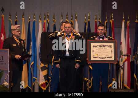 Il Mag. Gen. Arthur J. Logan riceve un premio durante l'Hawaii National Guard commemorazione di compleanno a Honolulu, Hawaii dic. 15, 2017 presso il Centro Congressi delle Hawaii. La sfera di compleanno festeggiato 381 anni di Hawaii National Guard. (U.S. Esercito nazionale Guard Foto Stock