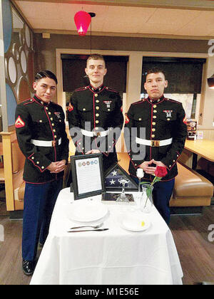 Lancia Cpl. Fernando Fierro-Nunez, Lance Cpl. Thomas Yancoskie, e Lance Cpl. Esteban Campos ha ringraziato patroni per le loro donazioni a Fredericksburg IHOP holiday open house. Foto Stock