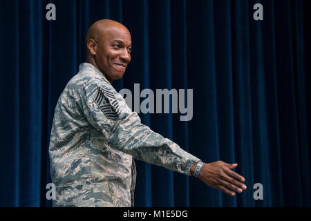 Maxwell AFB, Ala. - Capo Comandante Sergente della Air Force Kaleth O. Wright, XVIII CMSAF detiene un tutti per chiamata personale Maxwell-Gunter, 10 gennaio, 2018. (US Air Force Foto Stock