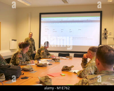 Master Sgt. Ana Springstube, sedicesima brigata di supporto operazioni non commissionato-officer in carica, conduce una classe sulla formazione digitale del sistema di gestione per primo sergeants e comandanti di compagnia della brigata nel supporto Operations Center sala conferenze, 23 gennaio. La classe ha avuto luogo come parte della settimana dei Cavalieri, un evento annuale per la società, battaglione, e leader dei vigili del fuoco a venire insieme per condurre lo sviluppo di leader e attività di team building. Foto Stock