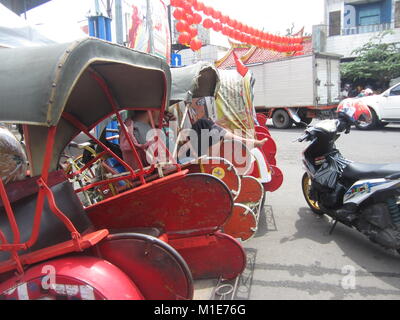 Surakarta (Solo), Indonesia. 29 apr, 2020. Pedicabs riposo nella parte anteriore del Pasar Gede in Surakata, Indonesia. Il più grande mercato in Solo città situata nei pressi di Tien Kok Sie tempio. Alcune persone credono che l'età buddista di Tempio di stile non è lontano alla deriva con Surakarta Hadiningrat Regno costruito nel 1744. Credito: Alie Poedjakusuma/Pacific Press/Alamy Live News Foto Stock