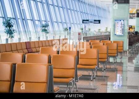 Sedile del passeggero in partenza lounge per vedere aereo, vista dal terminal aeroportuale. Foto Stock