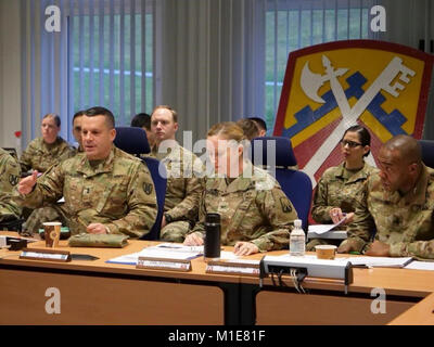 Il Mag. Gen. Steven A. Shapiro, XXI Theatre supporto comando comandante generale, assiste la sedicesima brigata di supporto formazione trimestrale breve con Col. Michelle Donahue, XVI SB commander, e il comando Sgt. Il Mag. Frank Graham, XVI SB senior advisor arruolato nella brigata sala conferenze, 25 genn. Shapiro discusso le operazioni imminenti nel XVI Supporto Brigata brigata con i senior leader e i leader hanno dato insight preparazione e migliorare la loro unità attraverso il nuovo anno. Foto Stock