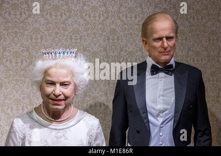 Statue di cera della Regina Elisabetta II e del Principe Filippo a Cracovia Wax Museum - Cracow Polonia. Foto Stock