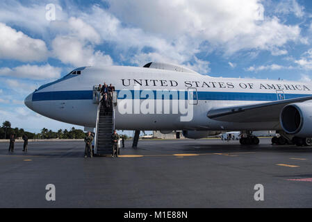 Il Segretario della Difesa James N. Mattis è salutato da U.S. Il comandante del Pacifico, Navy Adm. Harry B. Harris, Jr., dopo essere arrivati alla base comune Harbor-Hickam perla, HI., il 25 gennaio, 2018. (DoD Foto Stock