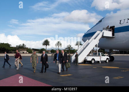 Il Segretario della Difesa James N. Mattis è salutato da U.S. Il comandante del Pacifico, Navy Adm. Harry B. Harris, Jr., dopo essere arrivati alla base comune Harbor-Hickam perla, HI., il 25 gennaio, 2018. (DoD Foto Stock