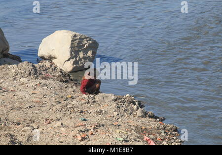 Bambini locali giocare sulla banca del fiume di Kathmandu in Nepal. Foto Stock