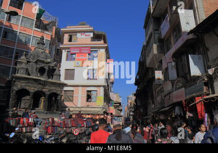 La gente visita Siddhidas Marg Old Street di Kathmandu in Nepal. Foto Stock