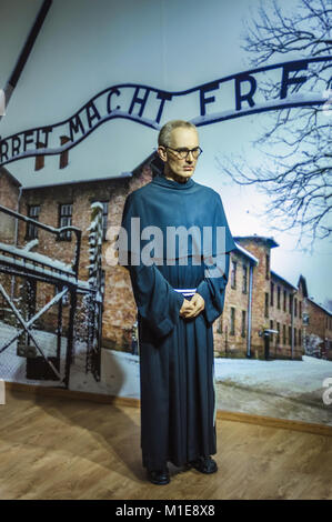 Statua di cera di san Massimiliano Maria Kolbe a Cracovia Wax Museum - Cracow Polonia. Foto Stock