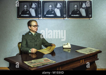 Statua di cera del Generale Wojciech Jaruzelski., l'ultimo leader del partito comunista della Polonia a Cracovia Wax Museum - Cracow Polonia. Foto Stock