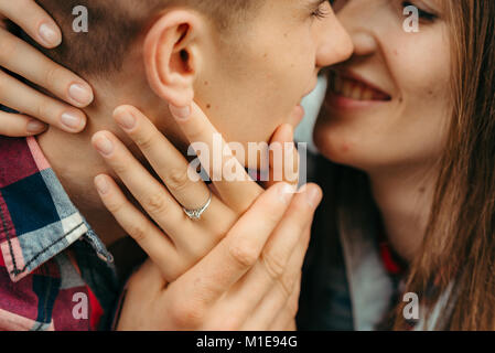 Bella amare giovane è lo sfregamento dei nasi. L'affascinante ragazza è dolcemente accarezzare la guancia del suo amante. Foto Stock