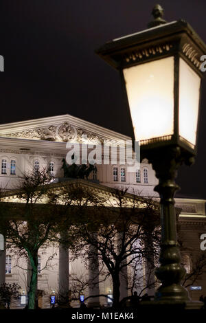 Edificio del Teatro Bolshoi in serata, illuminazione di notte nella città Foto Stock