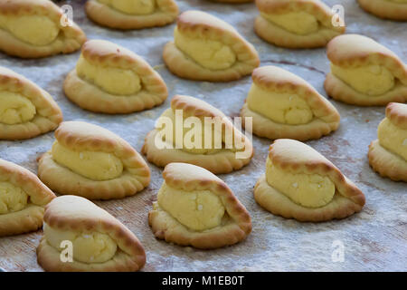 Biscotto di biscotti frollini con ricotta su una placca da forno Foto Stock