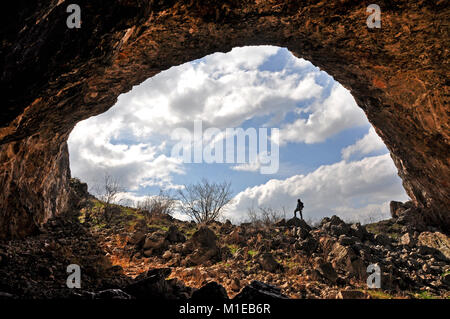 Vista interna di una grotta ingresso con una grotta explorer Foto Stock