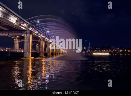 SEOUL, Corea del sud ,Settembre 12, 2015: Ponte di banpo fontana di notte Foto Stock