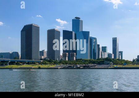 Paesaggio di Seoul in presenza di luce solare intensa vista dal fiume Han Foto Stock