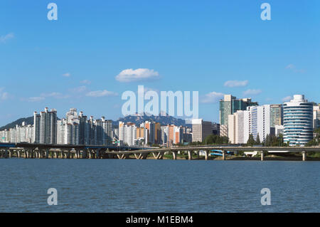 Architettura moderna di Seoul vista dal fiume Han a luce del giorno Foto Stock