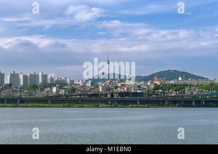 Seul citiscape con torre di Seoul vista dal fiume Han Foto Stock