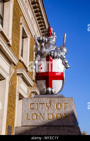 City of London marcatore di confine con dragon sostenitore detiene lo scudo di armi Foto Stock