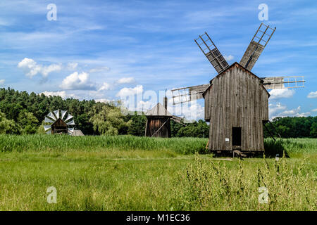 Rustici e vecchi mulini a vento in legno a Sibiu ASTRA open air museum, Sibiu, Romania. Giugno 2017. Foto Stock