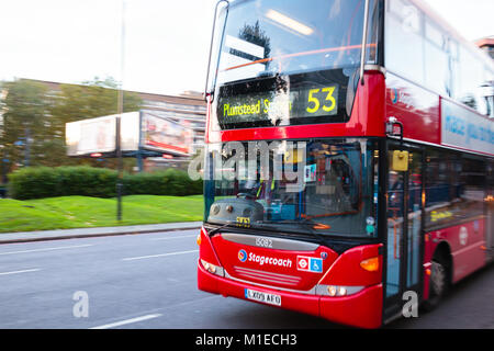 LONDON, Regno Unito - 27 ottobre 2012: Double Decker bus si muove lungo la strada di Southwark Greater London Foto Stock