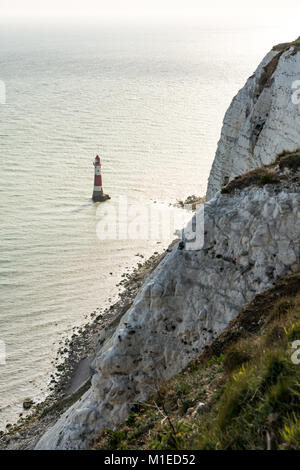 Il Beachy Head Lighthouse visto da scogliere e mostrare la scala delle scogliere. Foto Stock