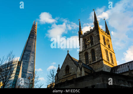 Londra antica e moderna - e la Southwark Cathedral e il Coccio - una chiesa con 1000 anno vecchie radici e un XXI C icona, guardando le due torri Foto Stock