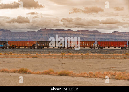 Moab, Utah, Stati Uniti d'America - 6 Giugno 2015: automobili arrugginite stazionati sulle piste. La Union Pacific Railroad è un americano di trasporto ferroviario con sede centrale della società Foto Stock