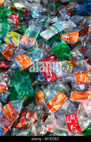 Dettaglio della pila di appiattita Coca Cola e altra plastica bevanda frizzante bottiglie Foto Stock