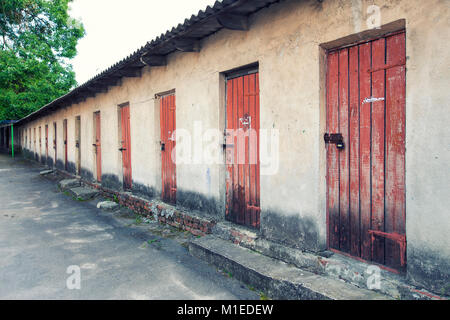 Molte porte chiuse in un edificio Foto Stock