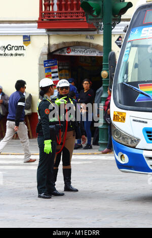 Femminile dirigere traffico in Avenida del Sol, Cusco, Perù Foto Stock