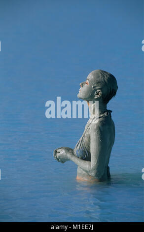 L'Islanda. Myvatn. Myvatn natura bagni. Energia geotermica spa. La donna. Coperto con un sano fango. Foto Stock