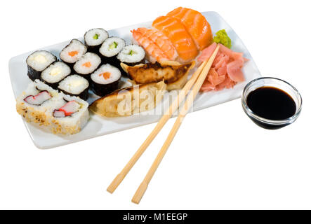 Vari Sushi su piastra bianca Foto Stock