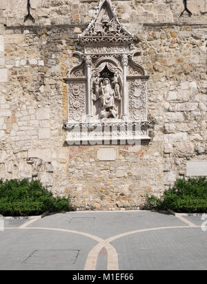 Parete storico decor in basso rilievo sul Castello di Buda motivi, Budapest, Ungheria Foto Stock