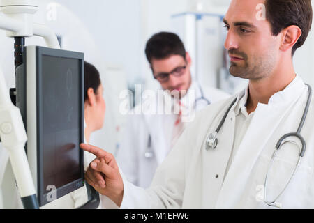 Medico di diagnosticare a schermo dopo la scansione MRI in ospedale Foto Stock