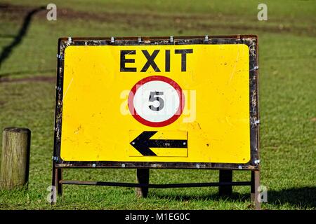 Parcheggio auto segnale di uscita con 5 miglia per ora il limite di velocità Foto Stock