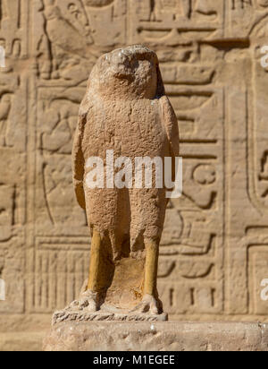 Dipinto statua di pietra arenaria di horus all'entrata del Grande Tempio di Ramses II ad Abu Simbel Egitto Foto Stock