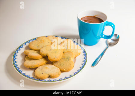 A forma di cuore biscotti e tazza di cioccolata. Foto Stock