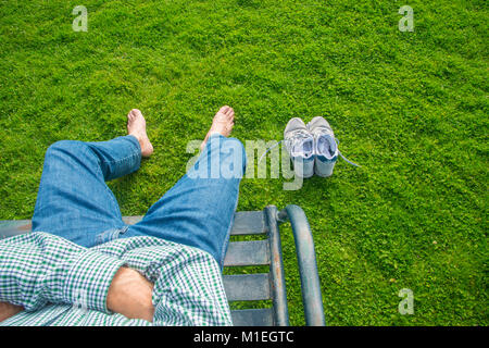 Uomo seduto su una panchina, prendendo un resto. Vista da sopra. Foto Stock