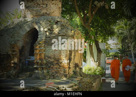 Due giovani monaci camminare accanto a un antico pagoda in un tempio a Chiang Mai, Thailandia. 25-Gen-2018 Foto Stock