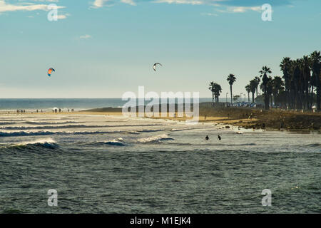 Gli Stati Uniti, California, Ventura, spiaggia e surf Foto Stock