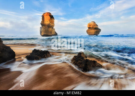 Mare sunrise al Gibson passi spiaggia di sabbia sulla Great Ocean Road in dodici apostoli marine park guardando due calcaree erose apostoli. Foto Stock