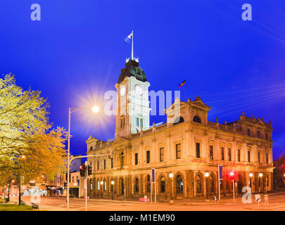 Municipio di Città regionale di Ballarat Victoria. Sunrise contro il cielo blu con illuminazione brillante di questa architettura storica di gold rush regione. Foto Stock