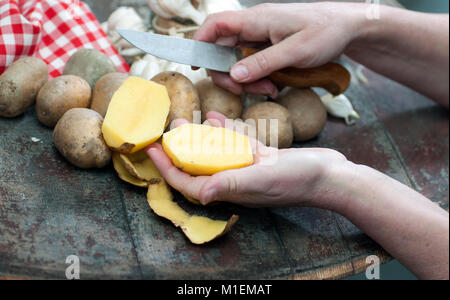 La donna la pelatura di patate Foto Stock