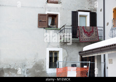 Tappeto essiccazione su un balcone in italia Foto Stock