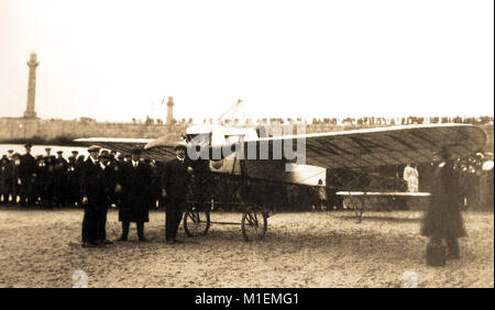 Un inizio di fotografia da Whitby, North Yorkshire, Regno Unito mostra una scena sulla spiaggia con un aereo che era atterrato sulla sabbia Foto Stock