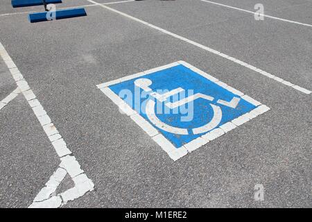 Parcheggio Disabili spot - infrastruttura di trasporto della segnaletica stradale. Foto Stock